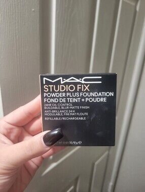 MAC Studio Fix Powder Plus Foundation Compact in Black